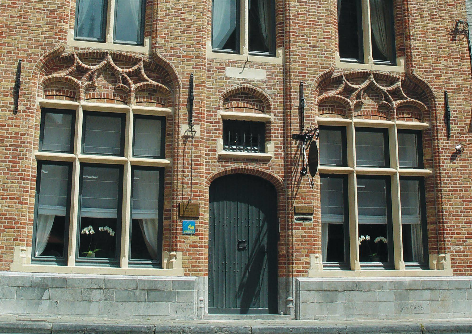 Maison Le Dragon Bed & Breakfast 4*